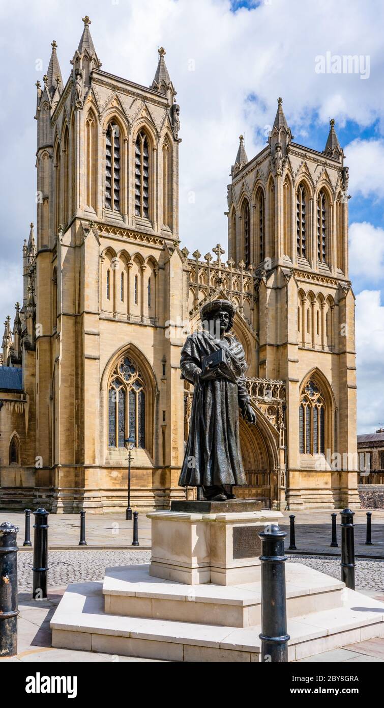 Statue des indischen Hindu-Reformators Raja Rammohun Roy vor der Westwand der Bristol Cathedral - Roy starb während eines Besuchs in Bristol im Jahr 1833 Stockfoto