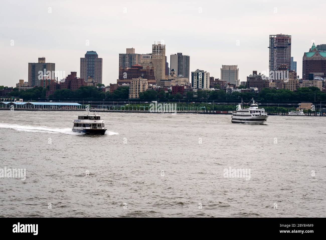 New York, USA - Juni 7, 2019: Touristische boote auf dem East River vor Manhattan, ein East River Fähre den Hudson River reisen - Bild Stockfoto