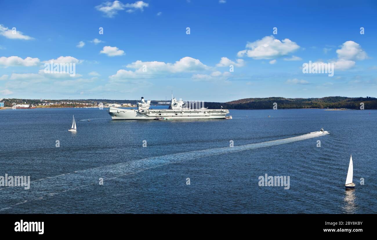 Panoramablick auf den Hafen von Halifax mit Militärschiff Stockfoto