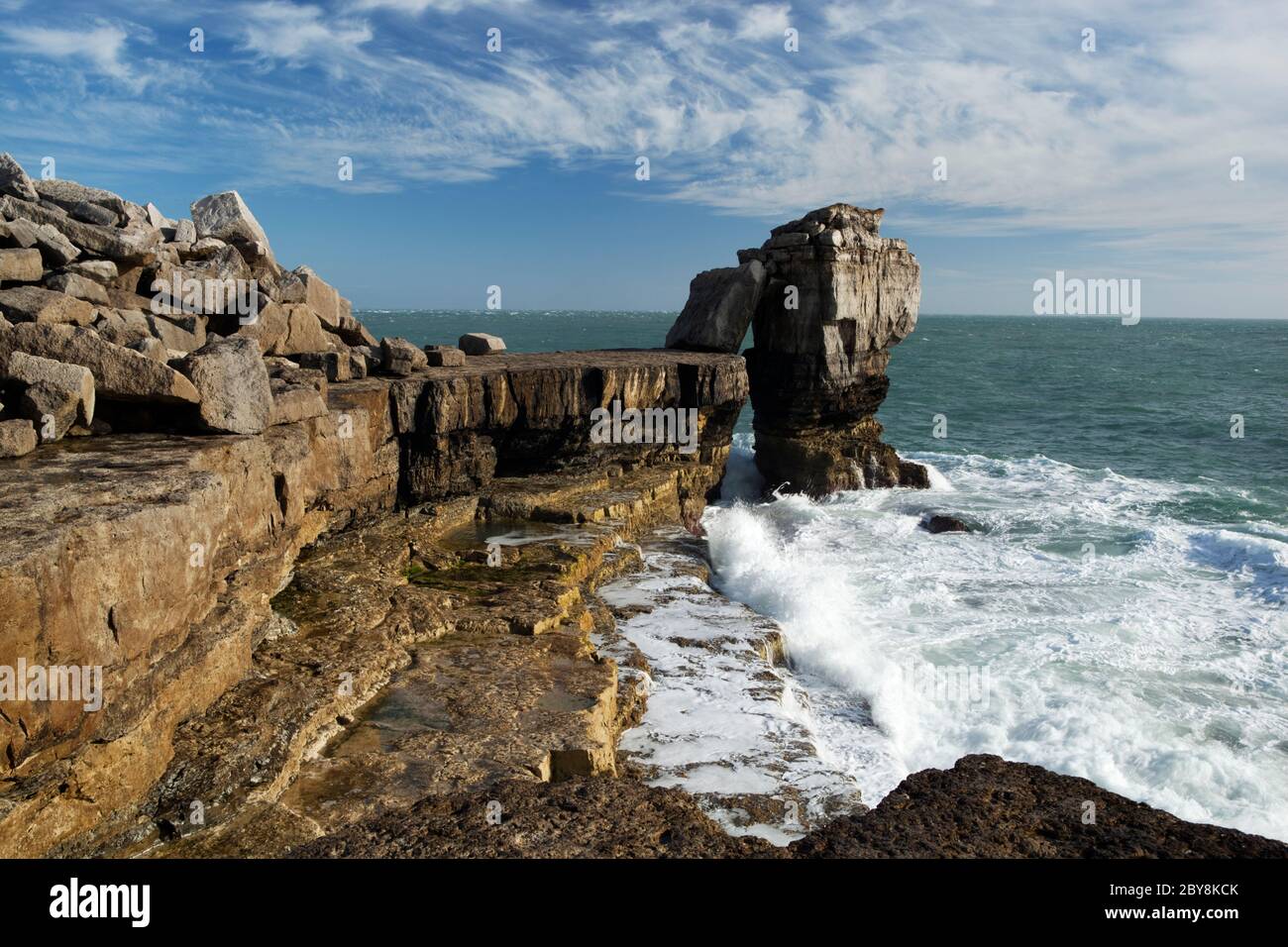 Pulpit Rock and Stormy Sea, Isle of Portland, in der Nähe von Weymouth, Dorset, England, Großbritannien Stockfoto