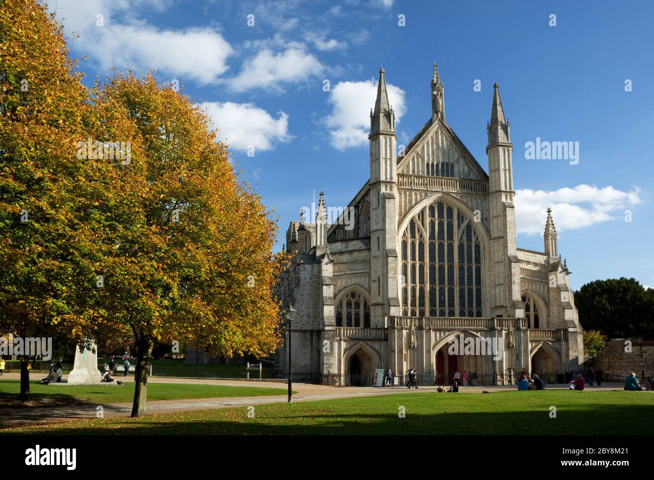 Westfassade der Winchester Cathedral in Autumn, Winchester, Hampshire, England, Großbritannien Stockfoto