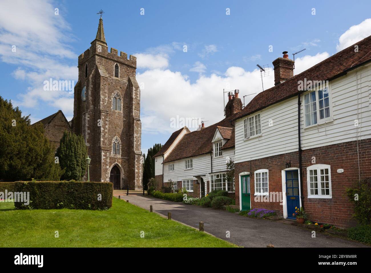 Rolvenden Kirche und Hütten, Rolvenden, Kent, England, Vereinigtes Königreich Stockfoto