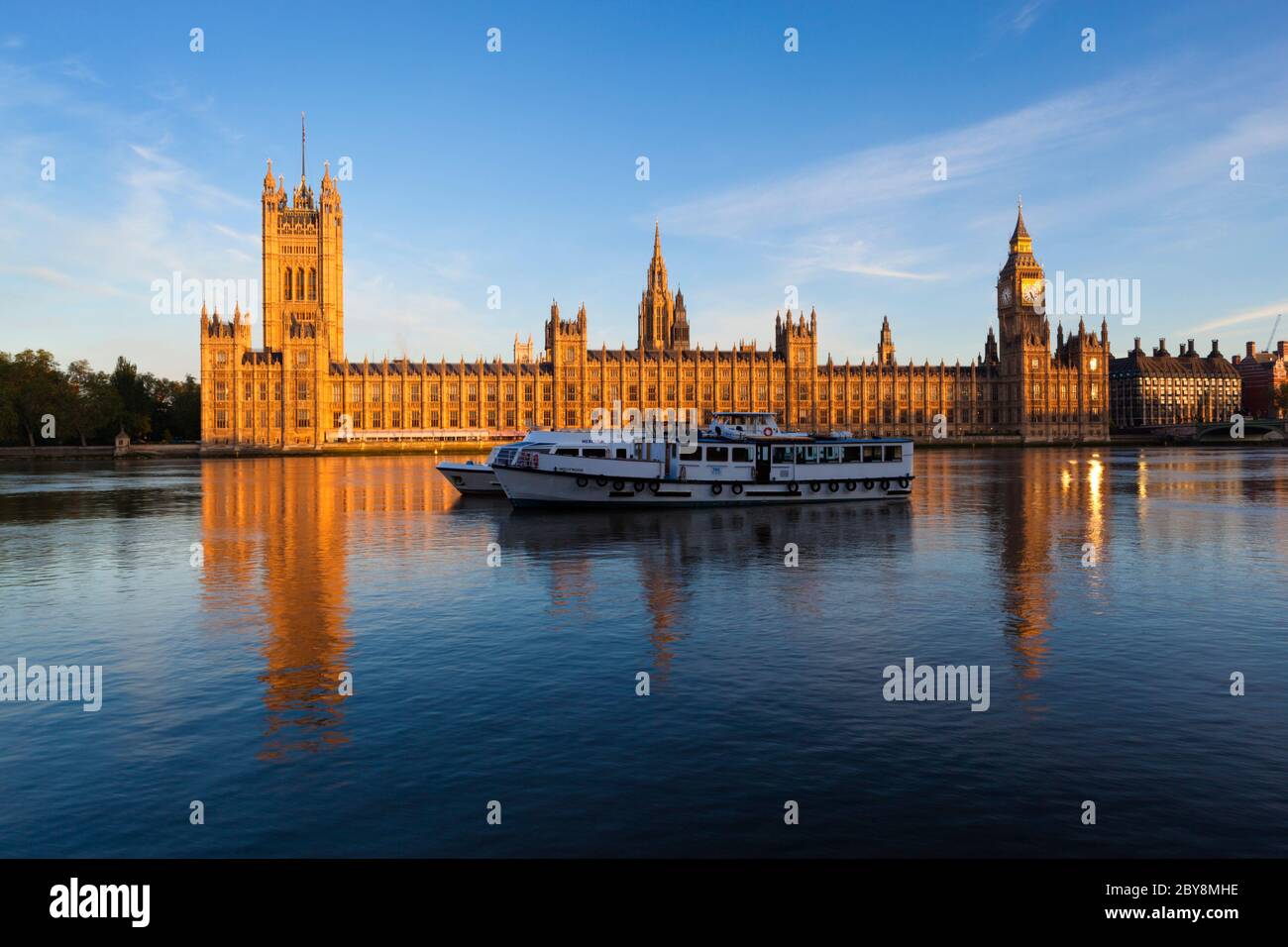 Houses of Parliament bei Sonnenaufgang über der Themse, London, England, Großbritannien Stockfoto