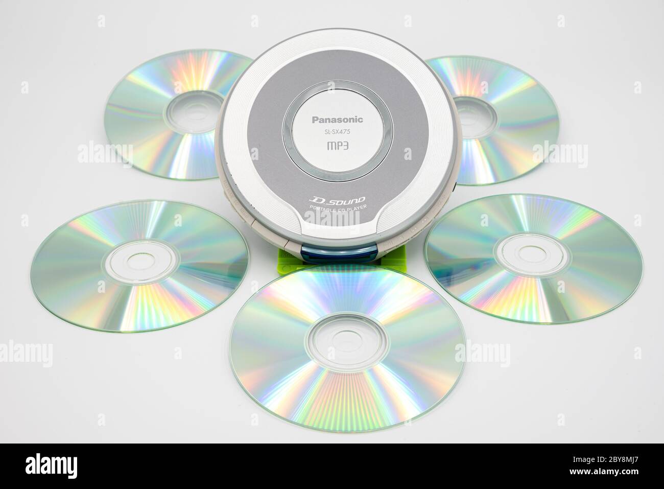Angri, Italien. Juni 2020. Alte Panasonic tragbare cd-und MP3-Player mit mehreren cds, übernommen auf weißem Hintergrund. Stockfoto