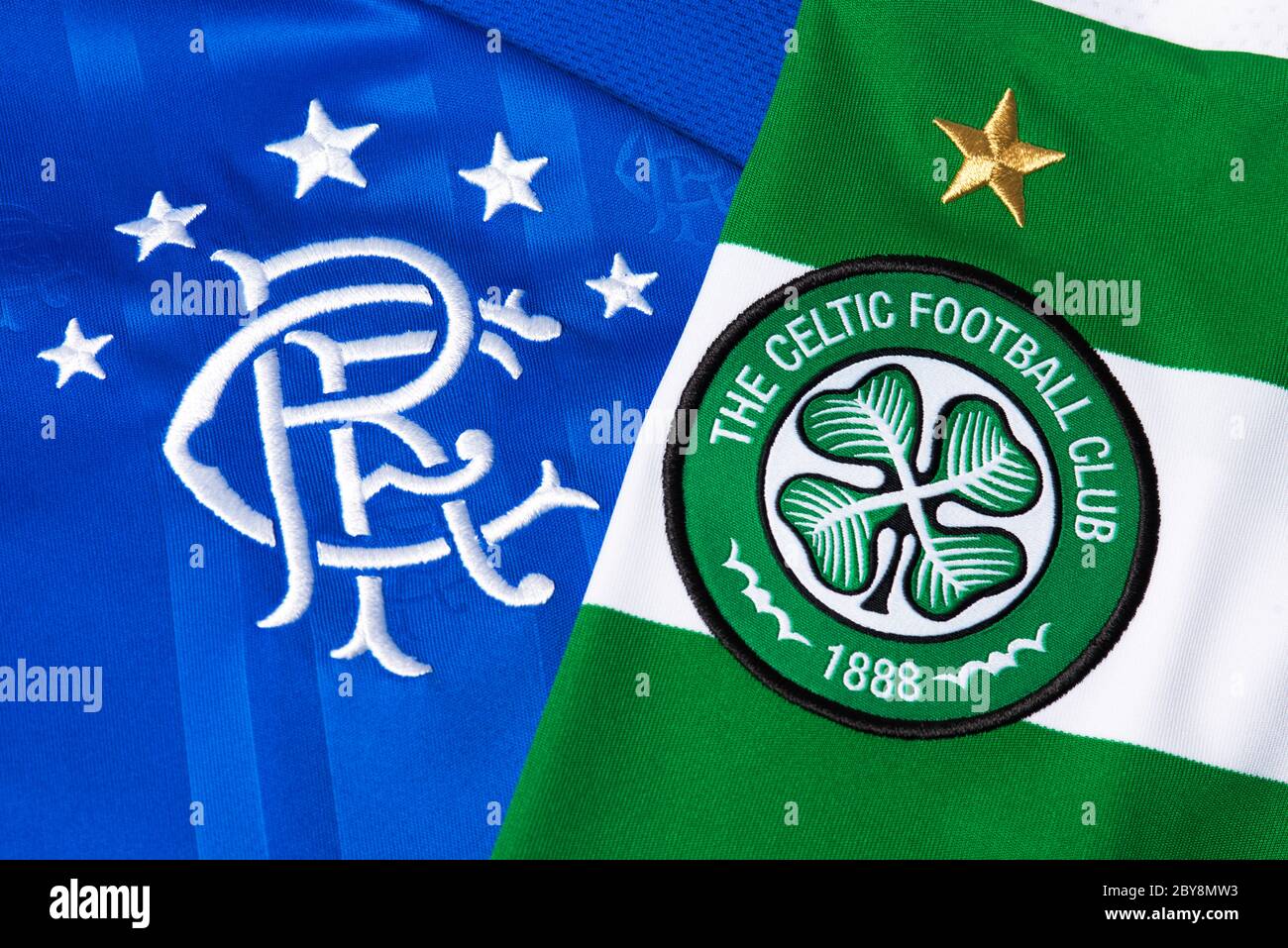 Nahaufnahme von Glasgow Rangers und Glasgow Celtic Club Wappen. Stockfoto