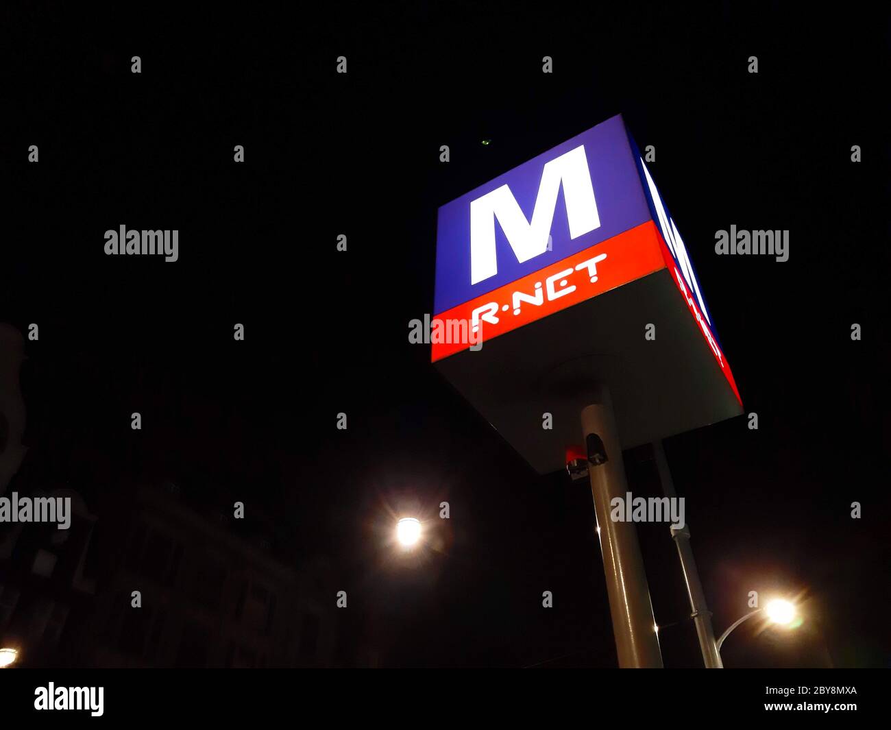 Amsterdam U-Bahn-Straße Beschilderung Plakat Design bei Nacht in den niederlanden Stockfoto