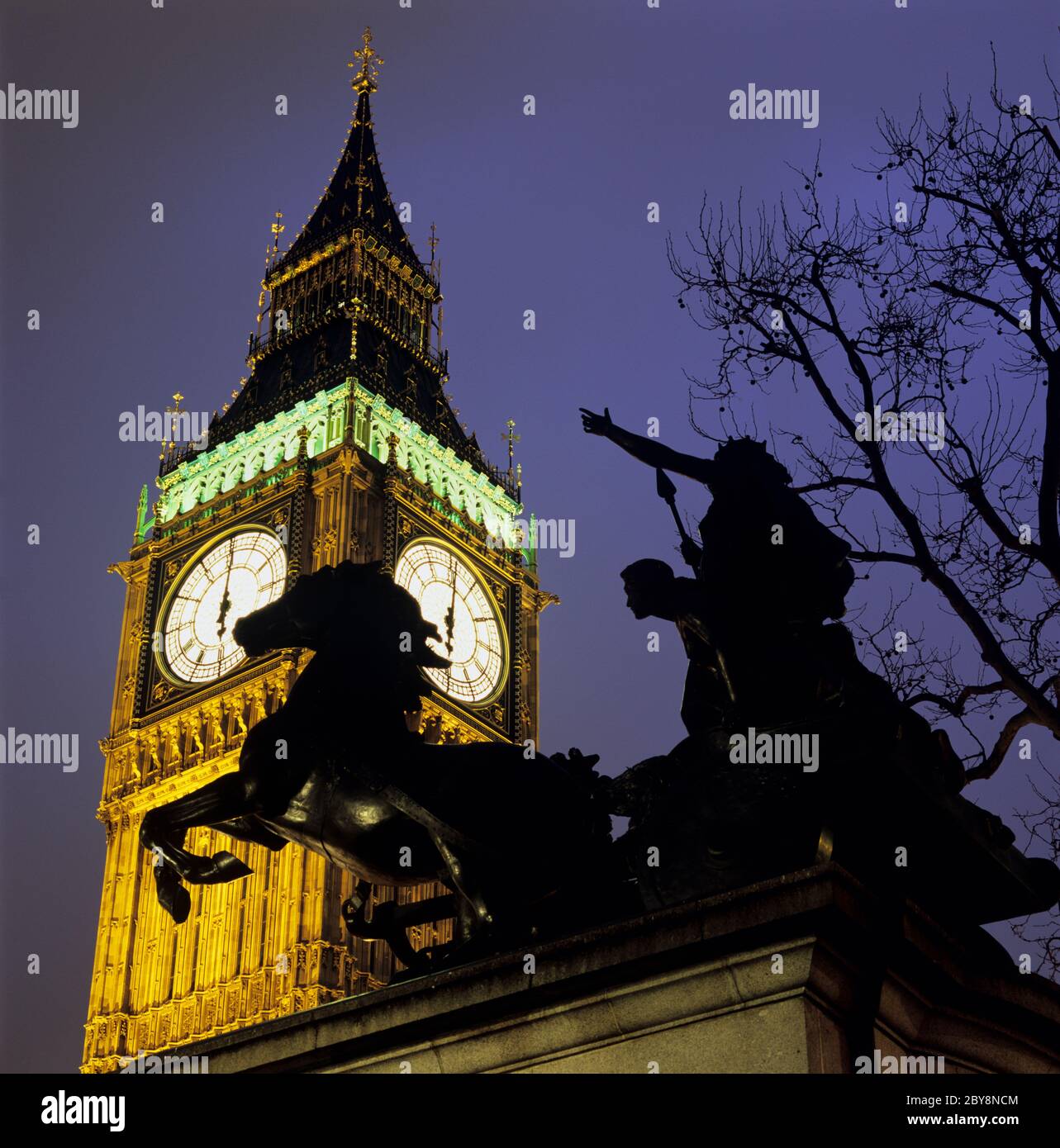 Nachtaufnahme des Big Ben mit Statue von Boudicca, London, England, Großbritannien Stockfoto