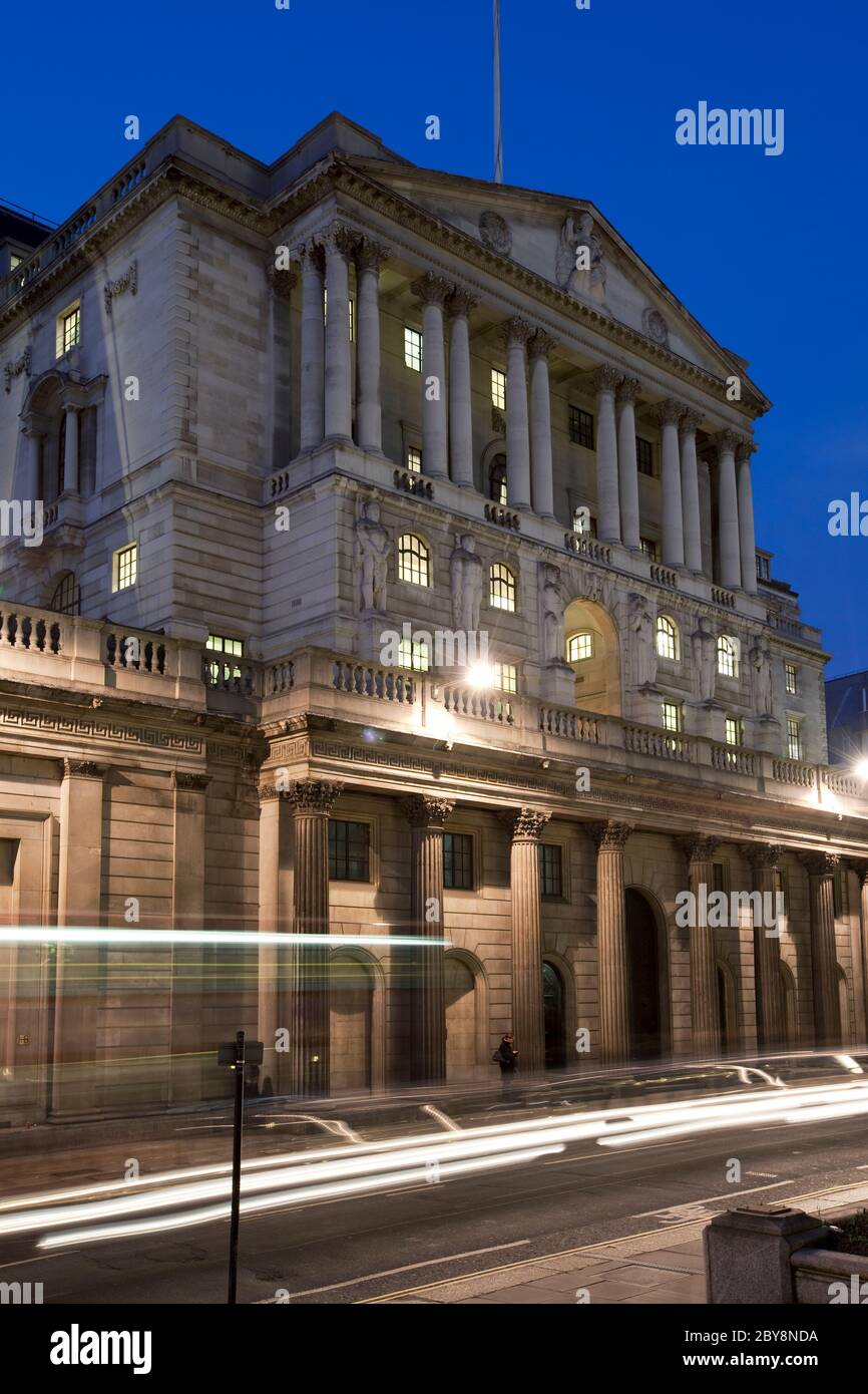 Bank of England Gebäude in der City Finanzviertel bei Nacht, London, England, Großbritannien Stockfoto