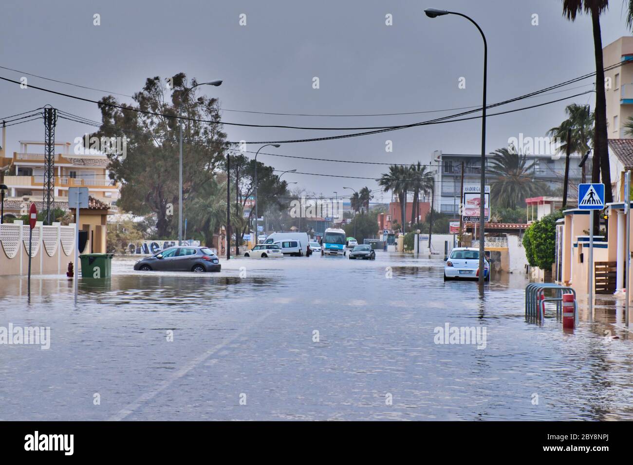 Dénia, Alicante, Spanien 01/20/20 Sturm Gloria überflutet die Straßen mit Meerwasser. Gestrandete Autos und Busse werden im tiefen Wasser aufgegeben. Naturereignis Stockfoto
