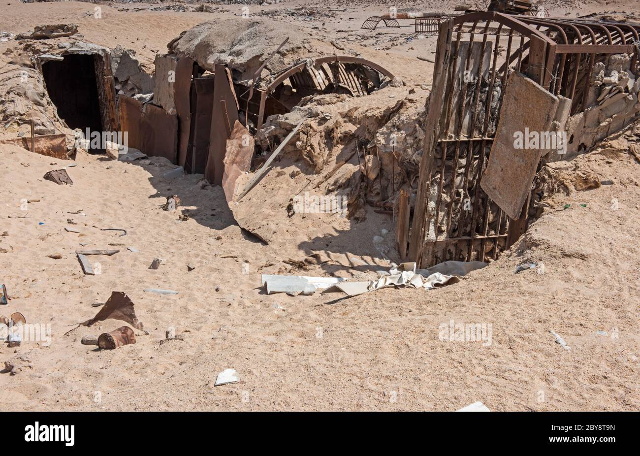 Überreste eines alten verlassenen Militärarmee unterirdischen Bunker Dugout in der Wüste von afrika Stockfoto