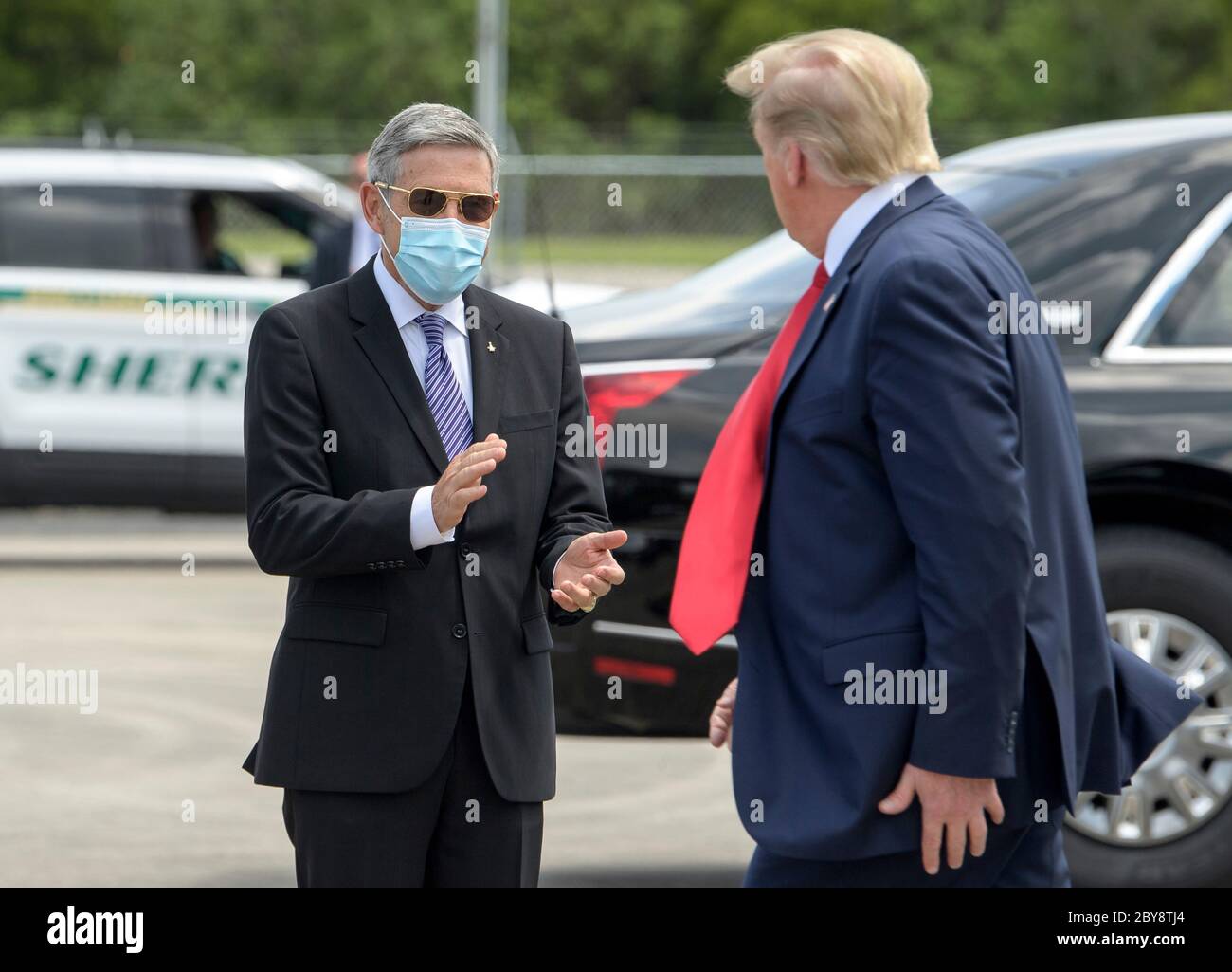 NASA Kennedy Space Center Direktor Bob Cabana begrüßt US-Präsident Donald Trump, als er an Bord der Air Force One für den Start einer SpaceX Falcon 9 Rakete mit der Crew Dragon Raumschiff am Kennedy Space Center ankommt 30. Mai 2020 Cape Canaveral, in Florida. Stockfoto