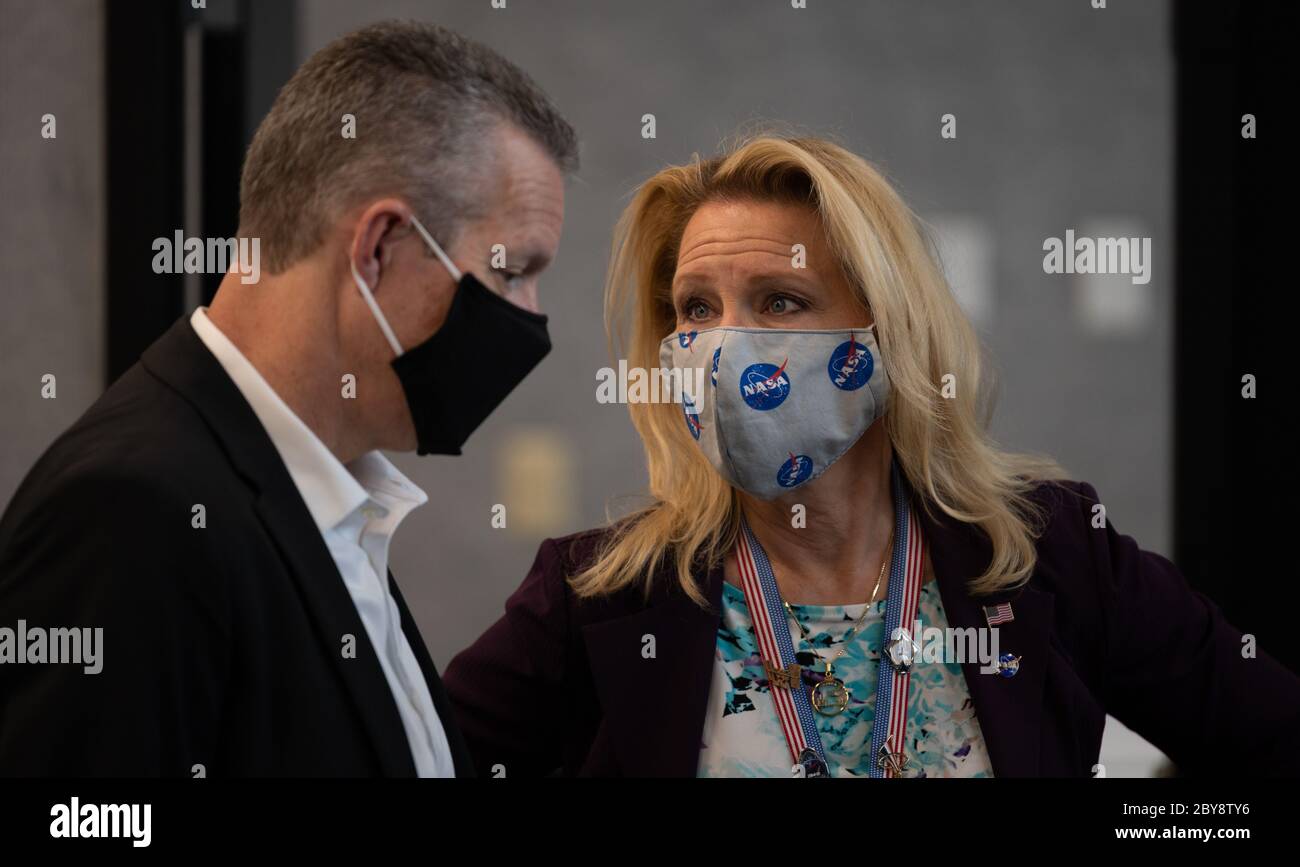 Phil McAlister, NASA-Direktor für kommerzielle Raumfahrt, unternimmt sich mit Janet Karika, NASA-Stabschef während des Countdowns des Starts der SpaceX Falcon 9 Rakete, die das Raumschiff Crew Dragon von der Missionskontrolle im Kennedy Space Center trägt 30. Mai 2020 Cape Canaveral, Florida. Die Raumsonde brachte die Astronauten Douglas Hurley und Robert Behnken auf ihrem Weg zur Internationalen Raumstation in die Umlaufbahn. Stockfoto