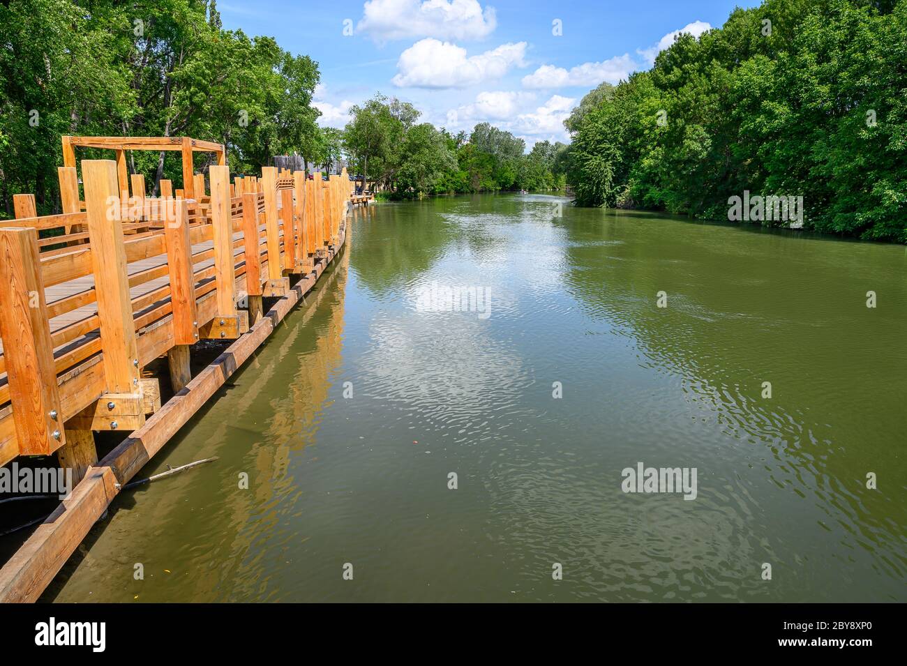 Korzo Zalesie - Bereich für Freizeitaktivitäten mit Holzbrücke Spaziergang am kleinen Donauufer im Dorf Zalesie (SLOWAKEI) Stockfoto
