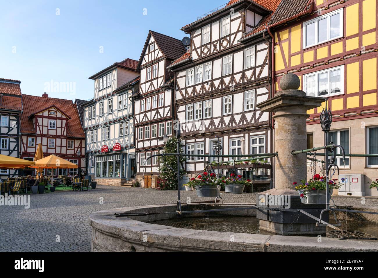 Fachwerkhäuser und Brunnen auf dem Marktplatz im Stadtteil Allendorf, Bad Sooden-Allendorf, Rheinland-Pfalz, Deutschland Stockfoto