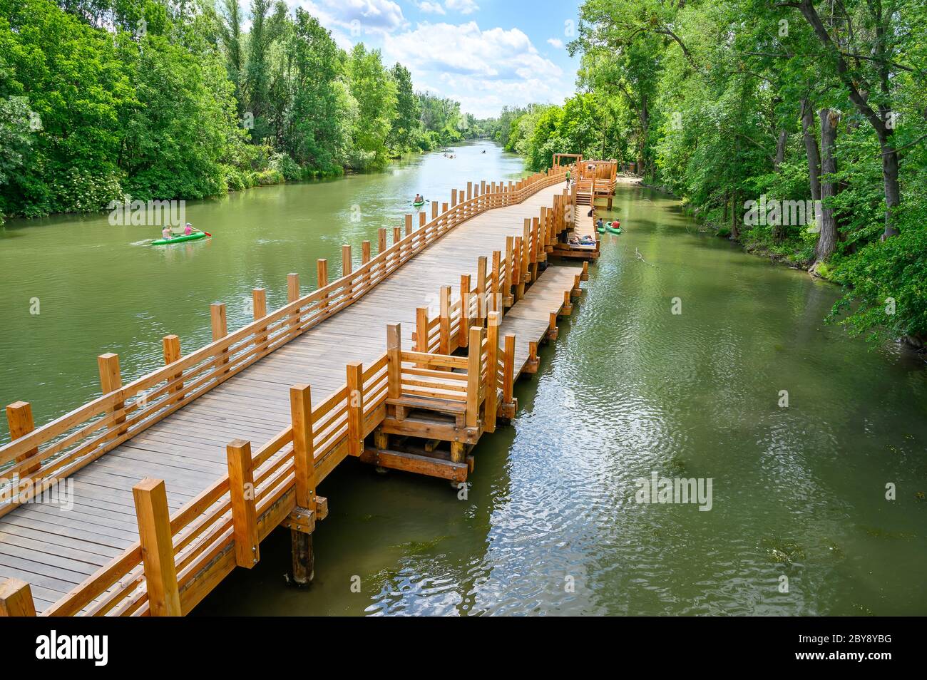 Korzo Zalesie - Bereich für Freizeitaktivitäten mit Holzbrücke Spaziergang am kleinen Donauufer im Dorf Zalesie (SLOWAKEI) Stockfoto