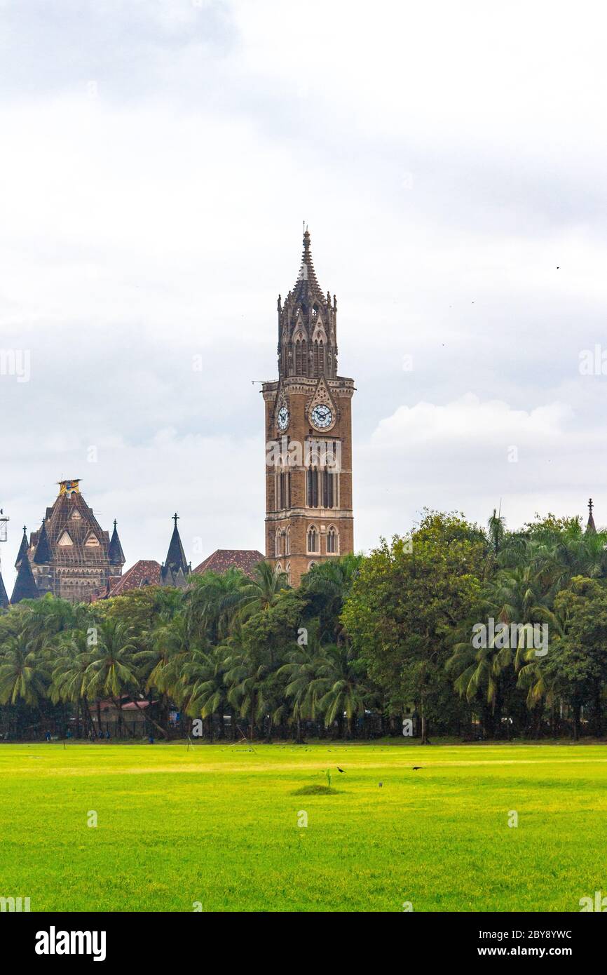 Churchgate Architecture mit Wachturm und einigen Gebäuden von Aktiengesellschaften im Hintergrund in Mumbai, Indien. Stockfoto