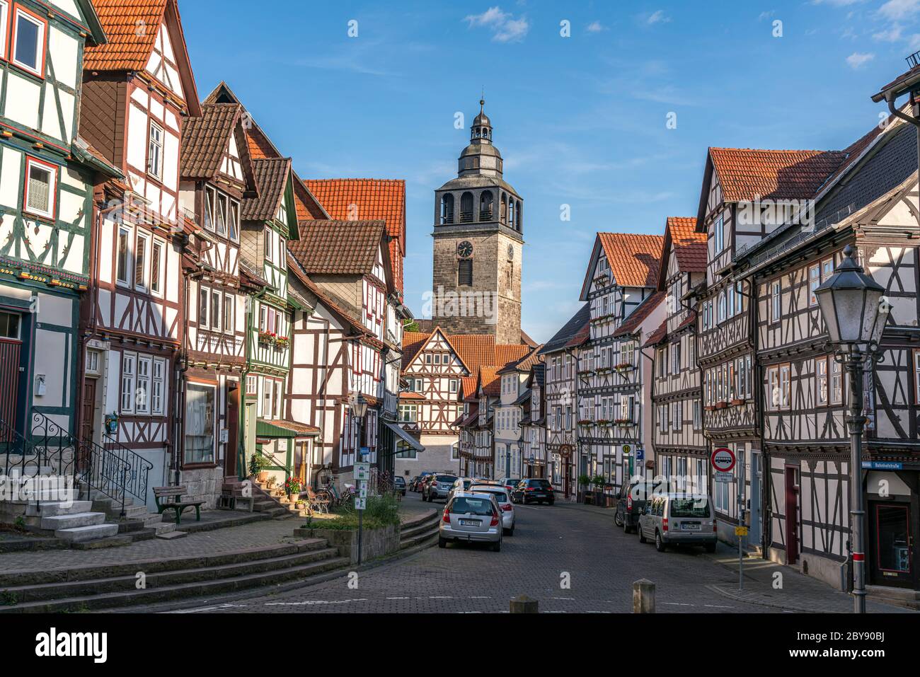 Fachwerkhäuser und die Kirche St. Crucis im Stadtteil Allendorf, Bad Sooden-Allendorf, Rheinland-Pfalz, Deutschland Holzrahmenhäuser und St. Stockfoto