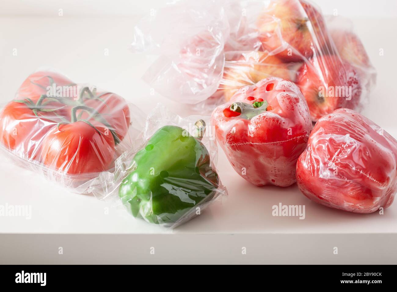 Single use Kunststoffabfälle. Obst und Gemüse in Plastiktüten Stockfoto