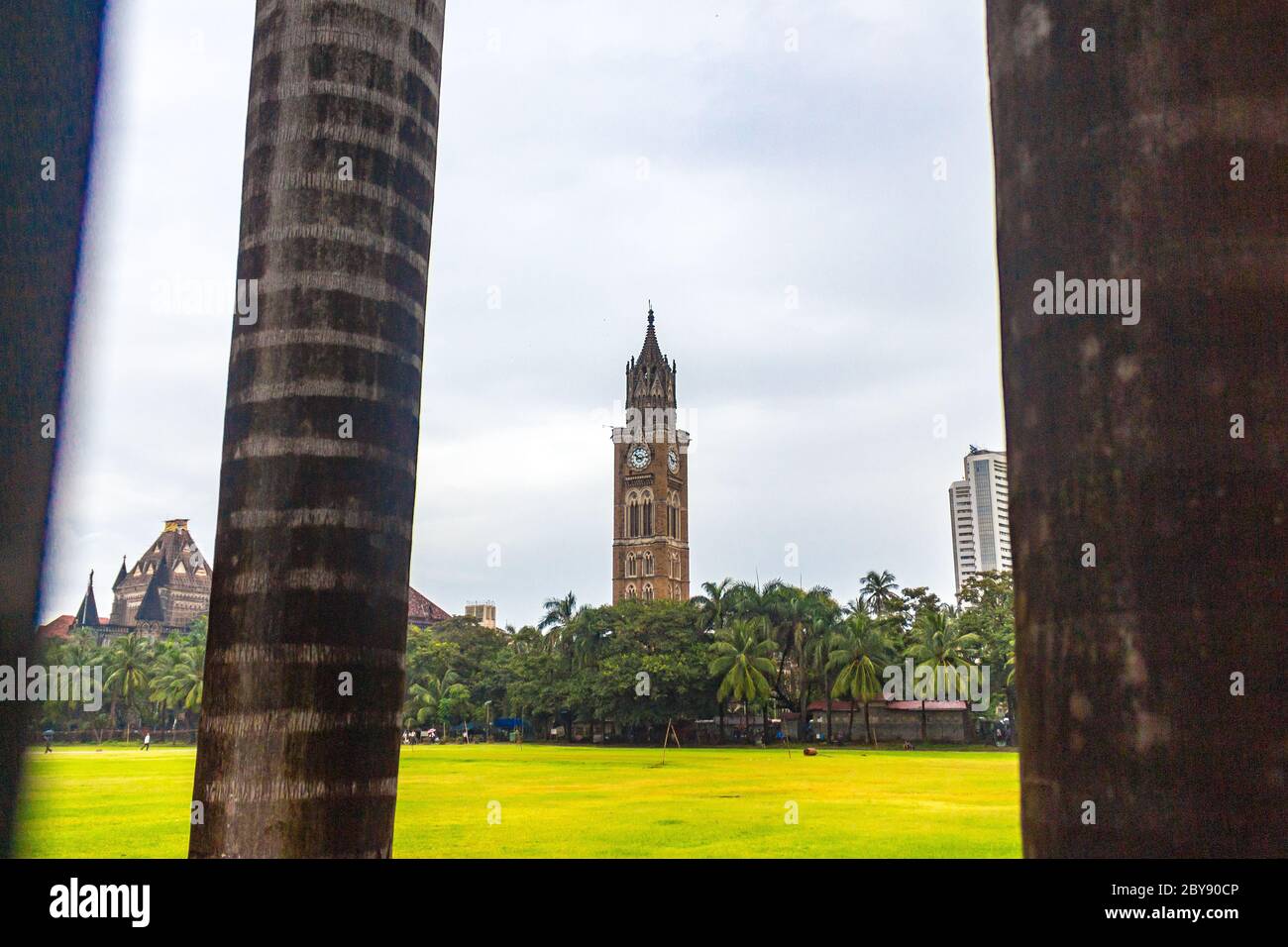 Churchgate Architecture mit Wachturm und einigen Gebäuden von Aktiengesellschaften im Hintergrund in Mumbai, Indien. Stockfoto