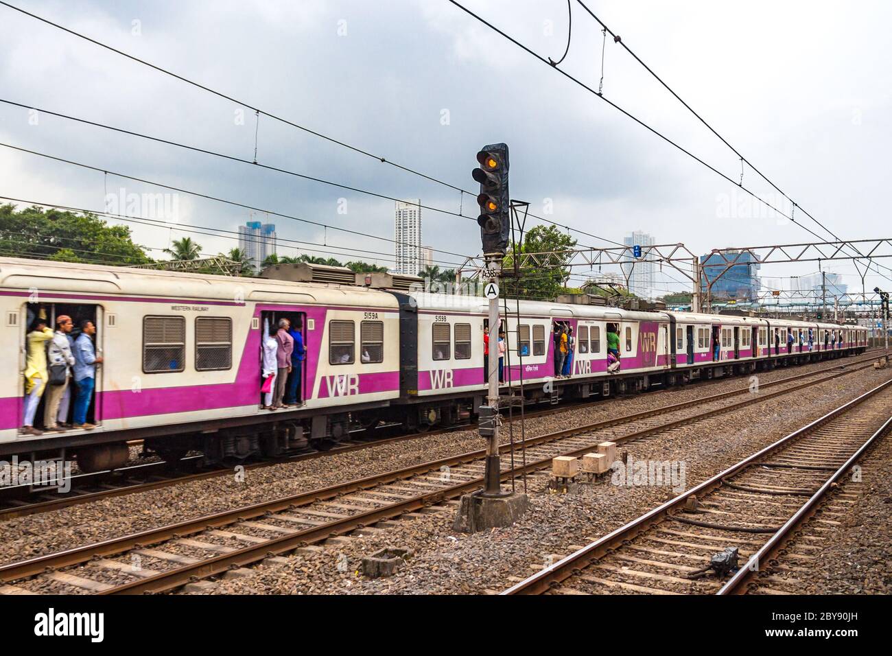 Mumbai Local Umzug von einem Bahnhof zum anderen mit Menschen, die in ihm reisen. Mumbai lokalen Zug der zentralen Eisenbahn, indische Eisenbahn läuft. Stockfoto