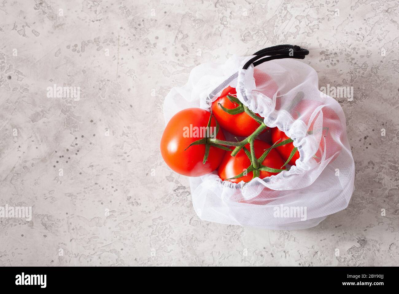 Tomaten Gemüse in wiederverwendbare mesh Nylon Tasche, Kunststoff sich null Abfall Konzept Stockfoto
