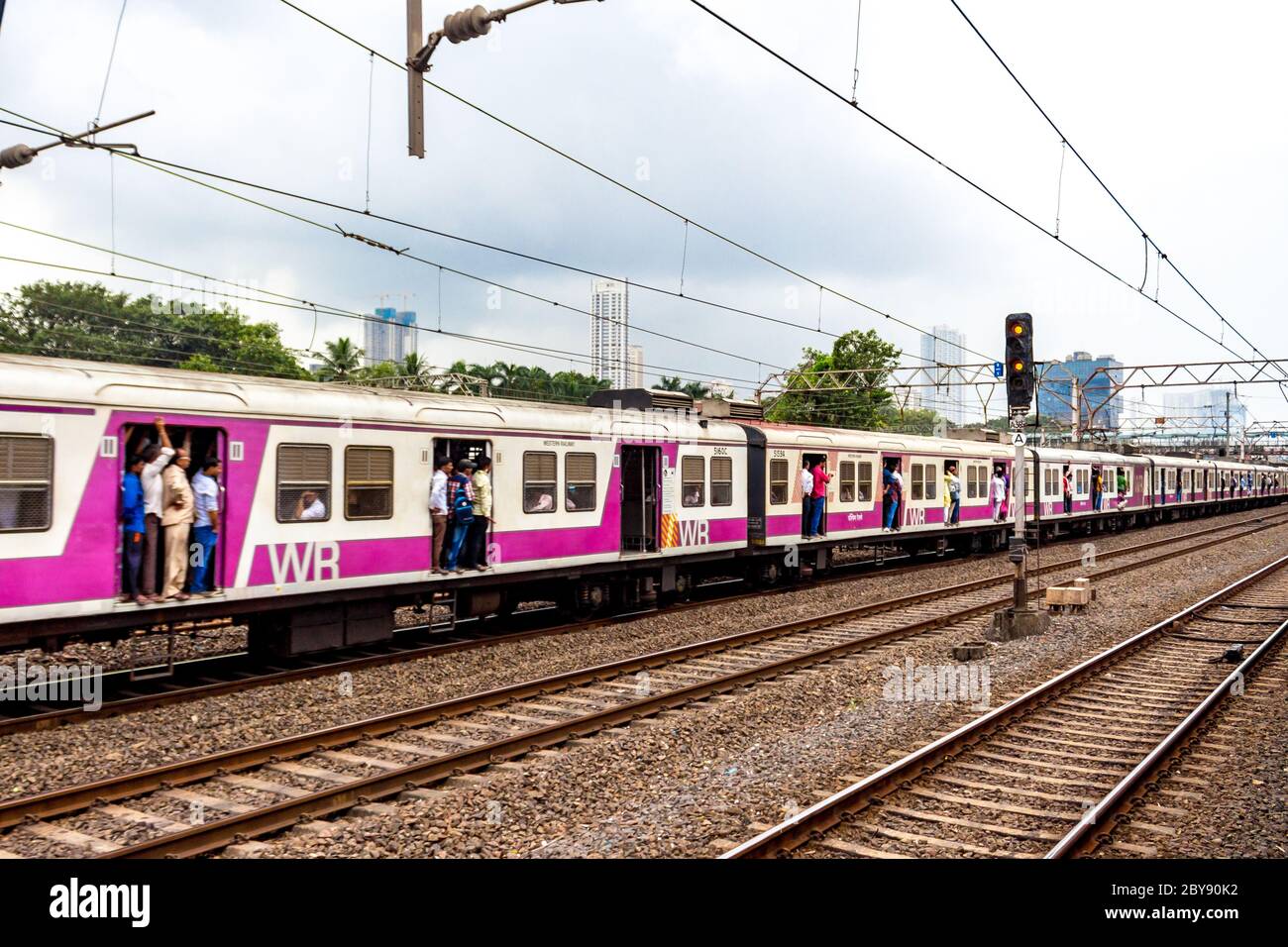 Mumbai Local Umzug von einem Bahnhof zum anderen mit Menschen, die in ihm reisen. Mumbai lokalen Zug der zentralen Eisenbahn, indische Eisenbahn läuft. Stockfoto