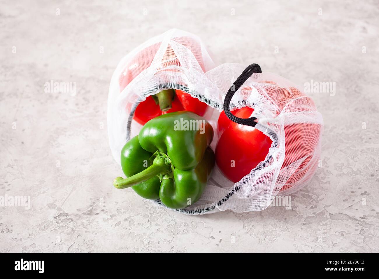 Paprika in wiederverwendbaren mesh Nylon Tasche, Kunststoff sich null Abfall Konzept Stockfoto