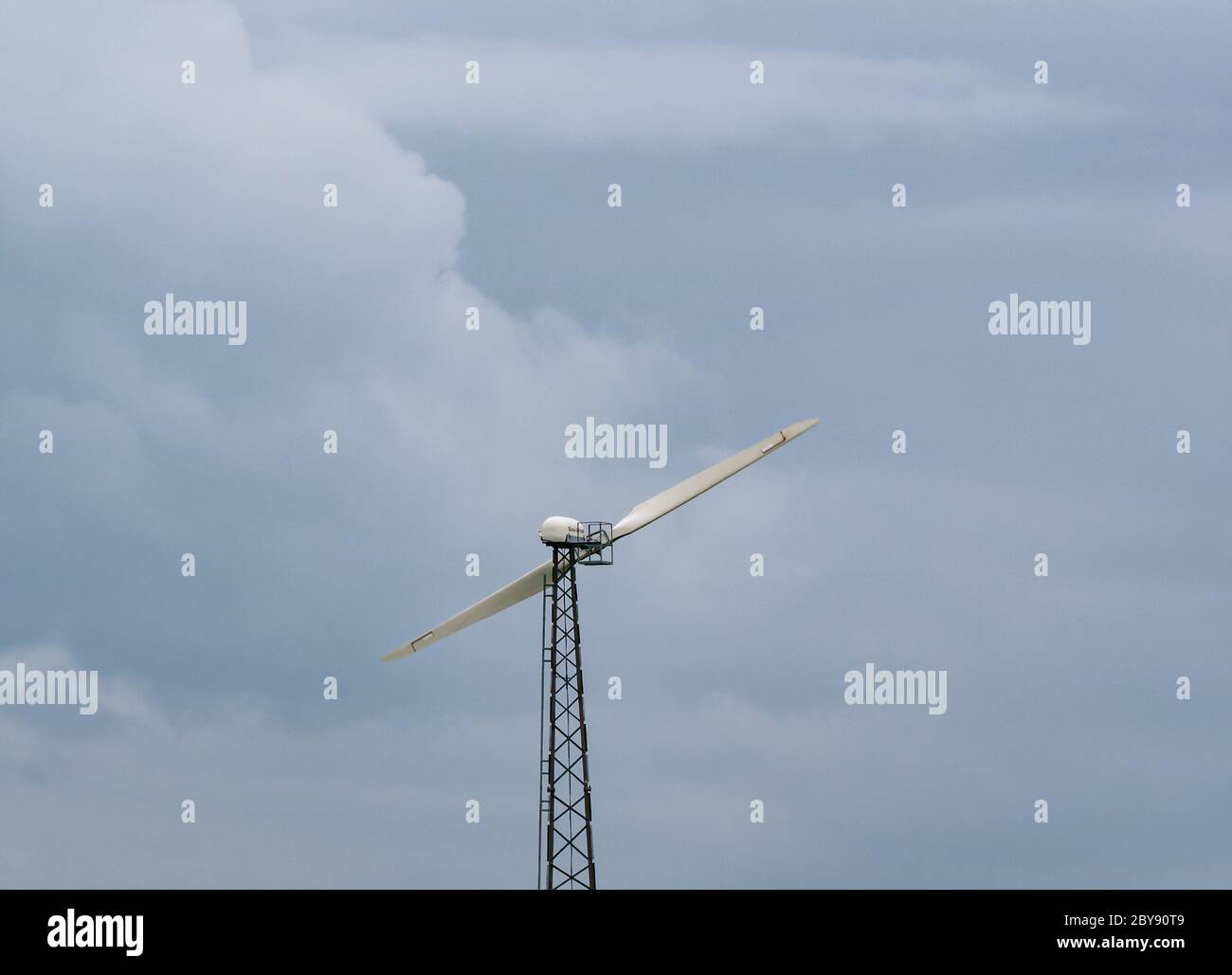 Gaia Windturbine segelt gegen stürmischen Himmel, East Lothian, Schottland, Großbritannien Stockfoto