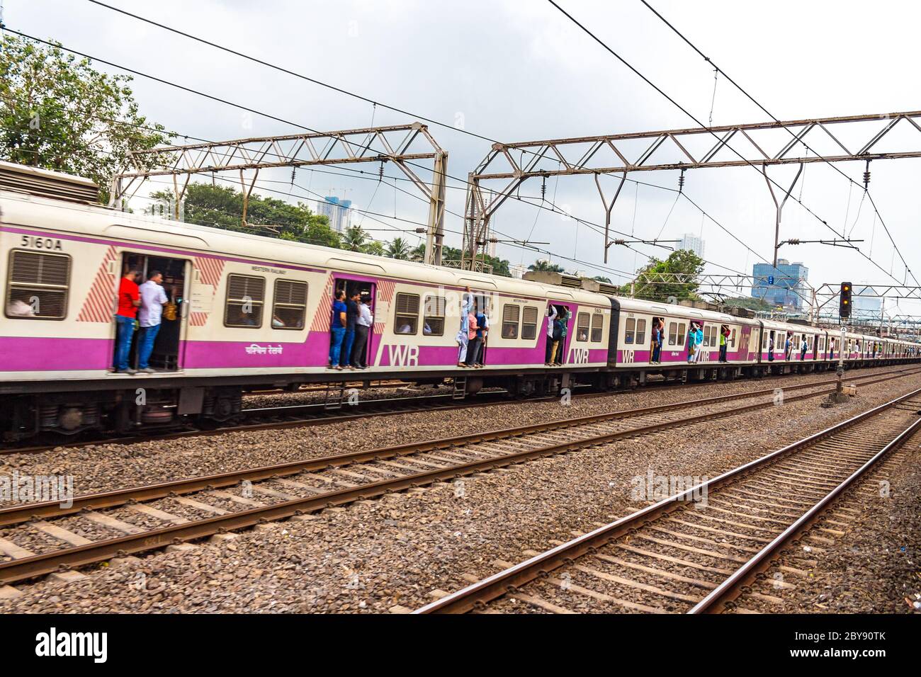 Mumbai Local Umzug von einem Bahnhof zum anderen mit Menschen, die in ihm reisen. Mumbai lokalen Zug der zentralen Eisenbahn, indische Eisenbahn läuft. Stockfoto