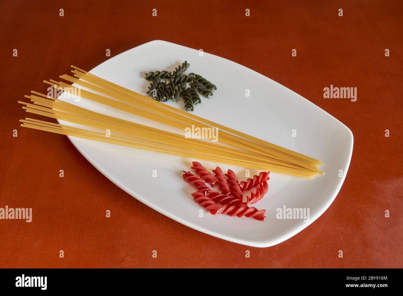 Verschiedene Arten von Pasta auf weißem Teller Stockfoto