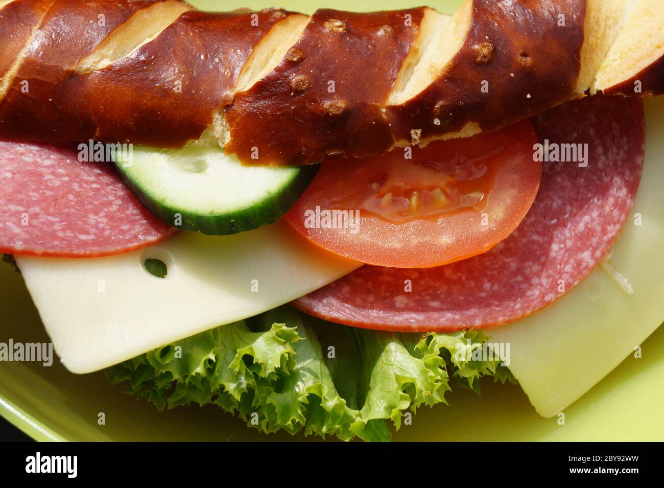 Laugenrolle als schneller Snack Stockfoto