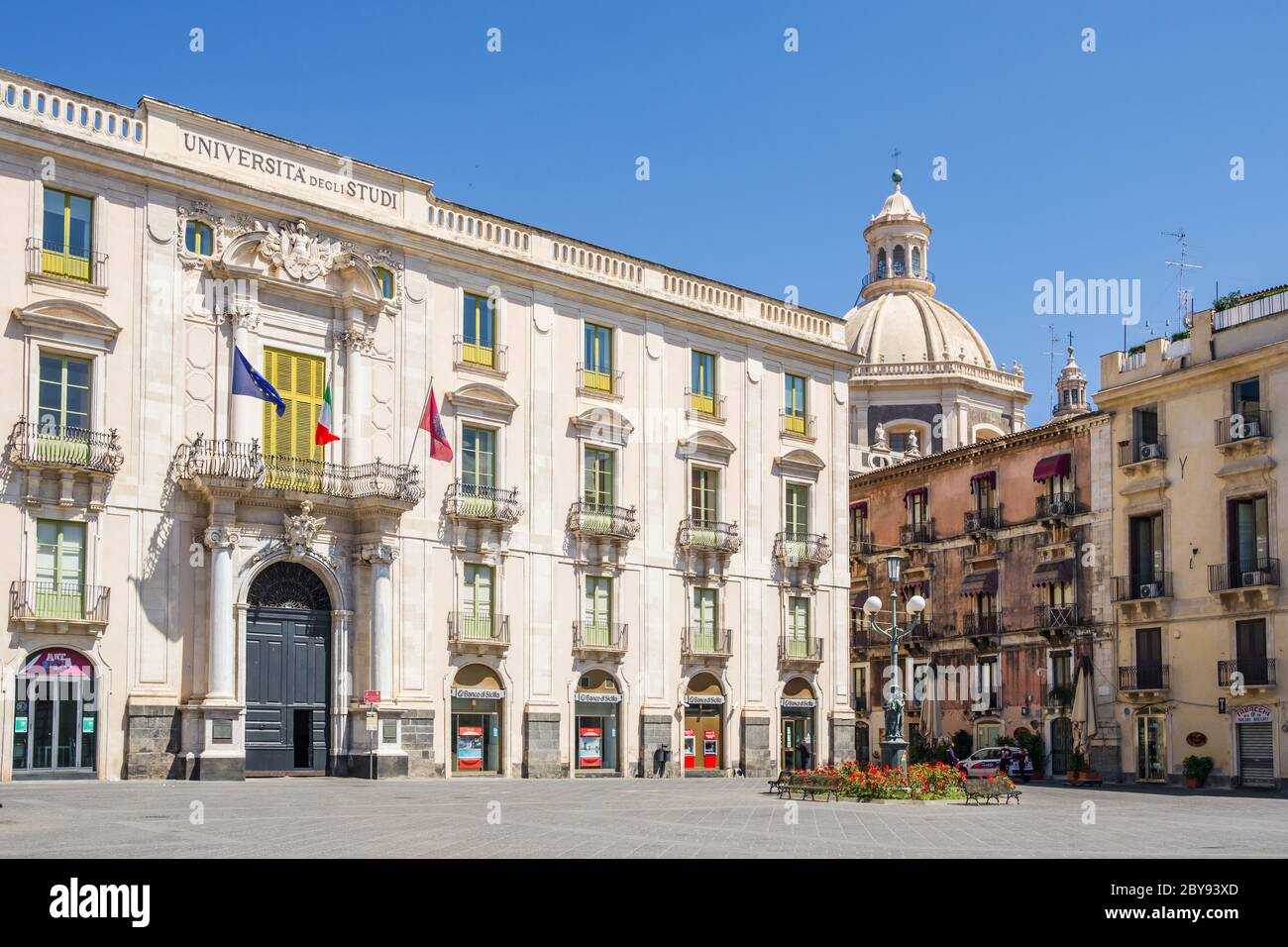 Catania, Italien - 4. Mai 2020: Palast der Universität auf dem Universitätsplatz (oder Piazza Universita) in Catania, Sizilien Stockfoto