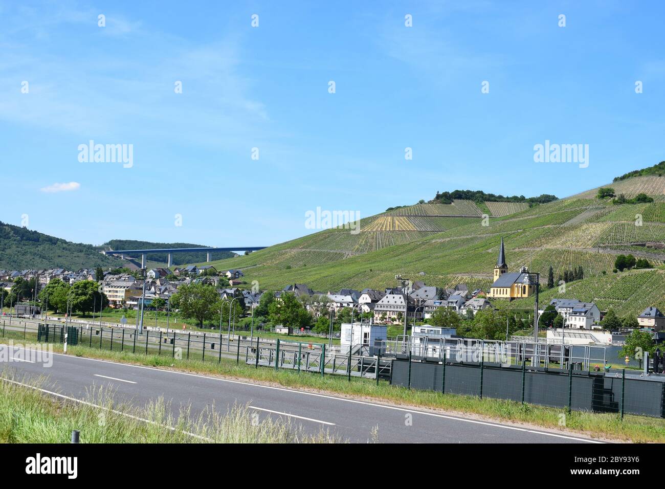 Moseldorf Zeltingen-Rachtig mit Weinbergen Stockfoto