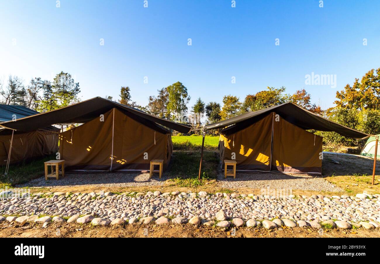 Camping in Bir und Billing, Himachal Pradesh, Indien. Bir und Billing in Kangra Bezirk Himachal Zustand sind sehr populäre Orte für Abenteuersport Stockfoto