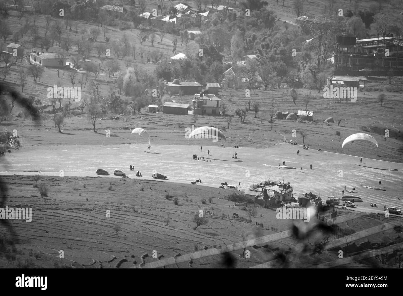 Gleitschirmfliegen in Bir and Billing, Himachal Pradesh, Indien, Asien. Bir Billing ist berühmt für Paragliding, Trekking, Mountain Terrain Biking und Camping. Stockfoto