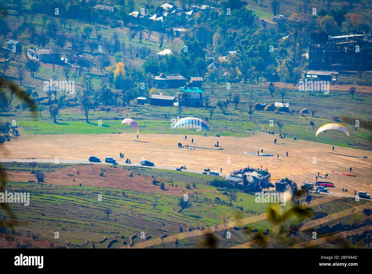 Gleitschirmfliegen in Bir and Billing, Himachal Pradesh, Indien, Asien. Bir Billing ist berühmt für Paragliding, Trekking, Mountain Terrain Biking und Camping. Stockfoto