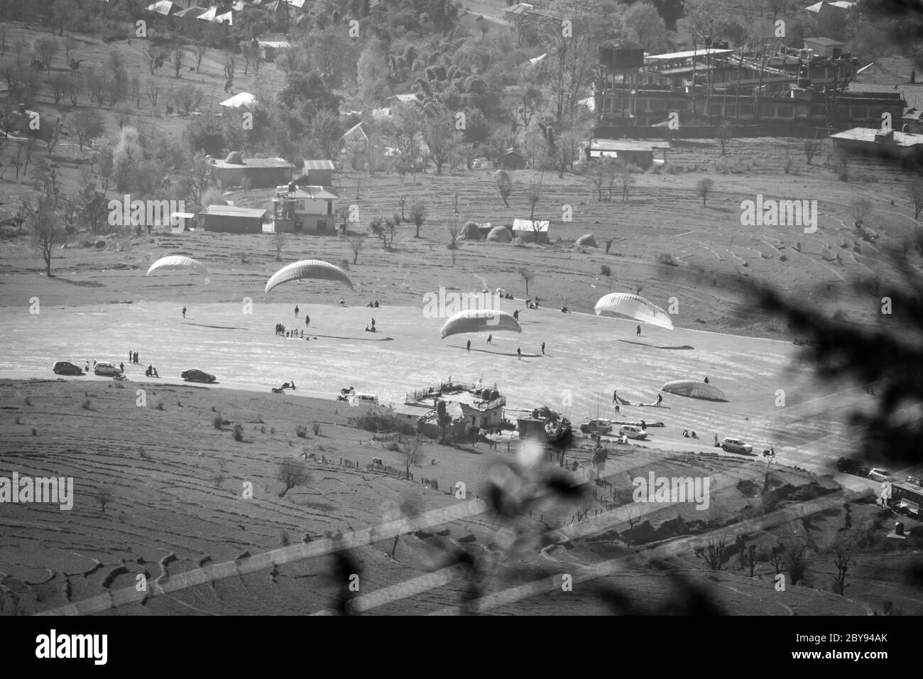 Gleitschirmfliegen in Bir and Billing, Himachal Pradesh, Indien, Asien. Bir Billing ist berühmt für Paragliding, Trekking, Mountain Terrain Biking und Camping. Stockfoto
