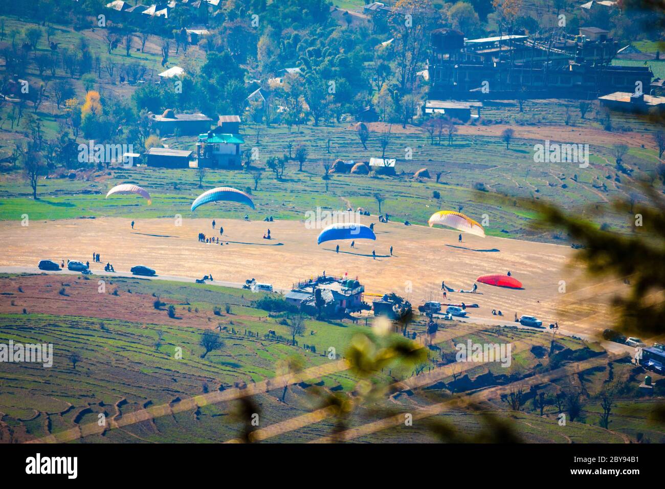 Grüne natürliche Schönheit mit klarem blauen Himmel über Bir und Billing, Himachal Pradesh, Indien, Asien. Bir Billing ist berühmt für Paragliding und Trekking Mountain Stockfoto