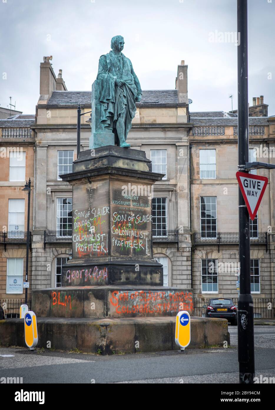 Graffiti, das "Sohn des Sklaviers und kolonialistischen Profiteers" liest, ist auf der Statue von Robert Dundas 2. Viscount Melville, Sohn von Henry Dundas 1. Viscount Melville, in Melville Street, Edinburgh erschienen. Stockfoto