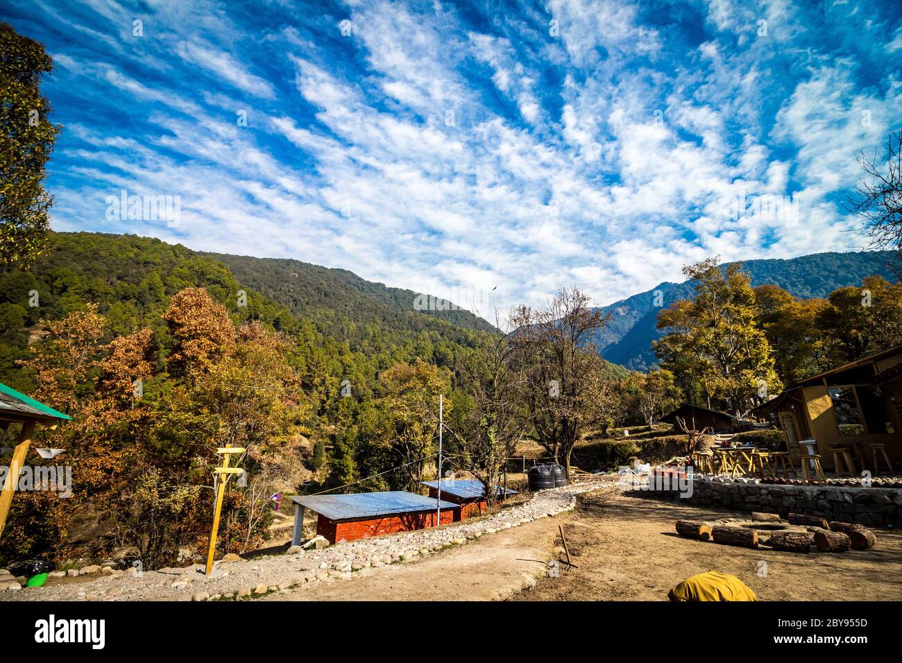 Grüne natürliche Schönheit mit klarem blauen Himmel von Bir und Billing, Himachal Pradesh, Indien, Asien. Bir Billing ist berühmt für Paragliding und Trekking. Stockfoto