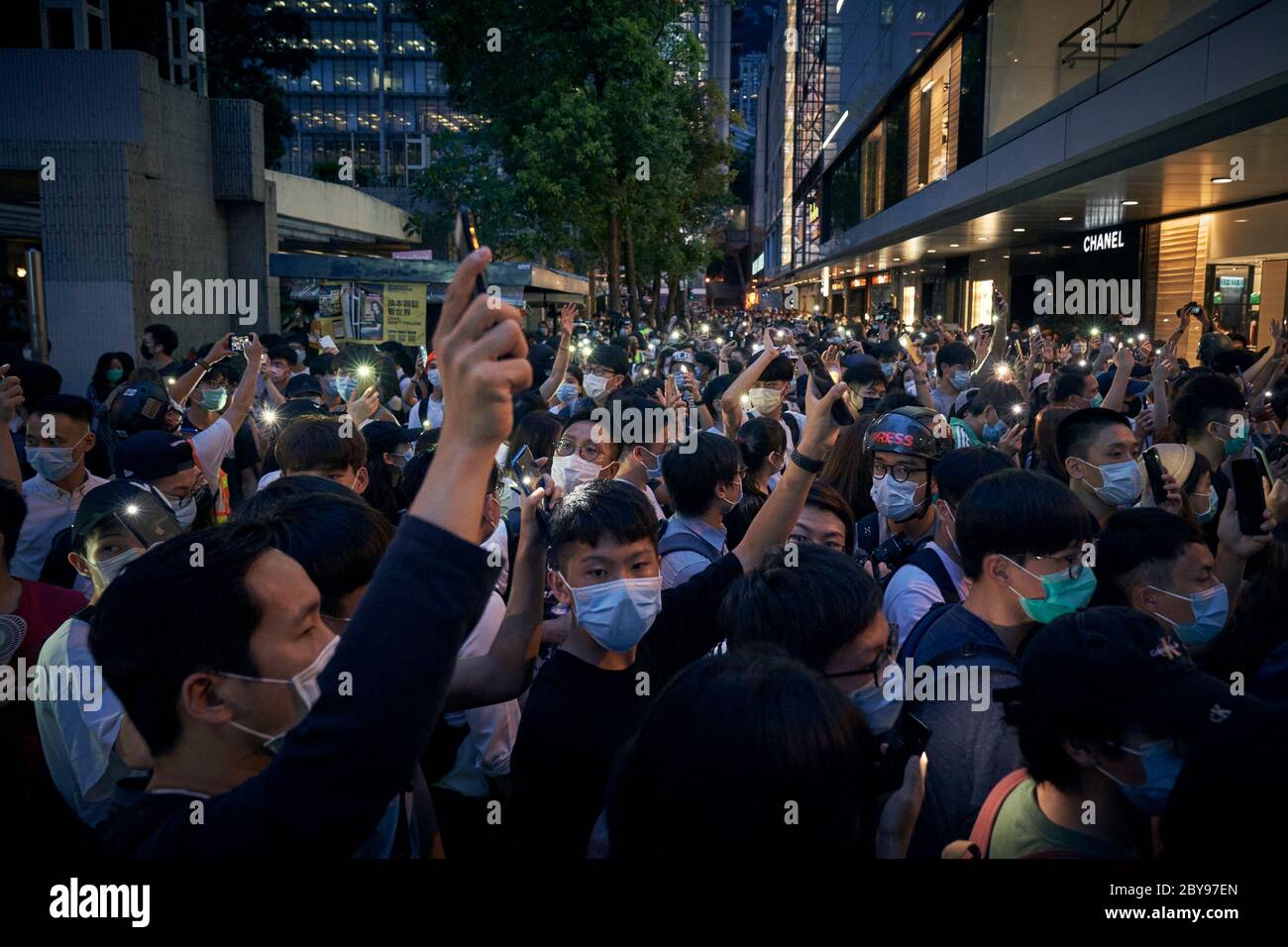 Die Bürger Hongkongs halten die Lichter ihrer Handys hoch und singen die Protestparolen „Kampf für Freiheit! Steht mit Hongkong!“ Hunderte Demonstranten gehen auf die Straßen der Innenstadt von Hongkong, um den ersten Jahrestag eines historischen marsches gegen die Auslieferungsrechnung zu begehen. Stockfoto