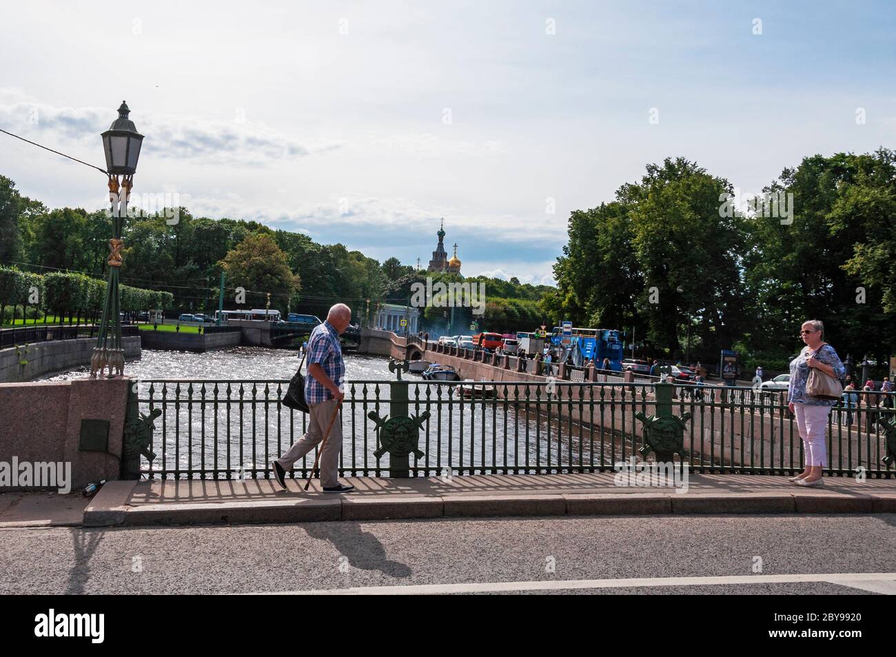 Die Ansicht der 1. Ingenieurbrücke über den Moyka-Fluss, St. Petersburg, Russland Stockfoto