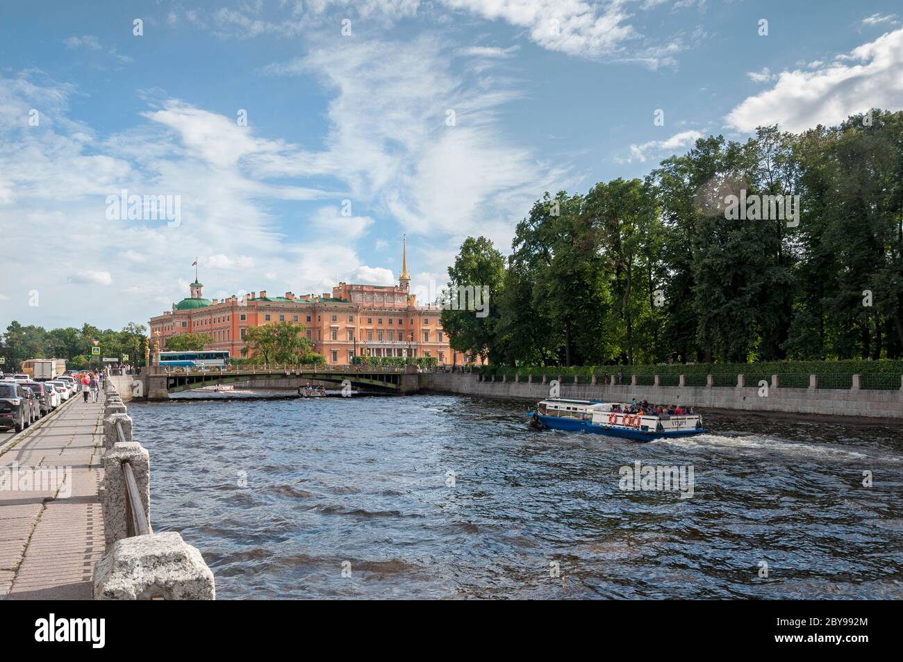 Fontanka Fluss, Blick auf die Ingenieure (Mikhailovsky) Schloss, Sankt Petersburg, Russland Stockfoto