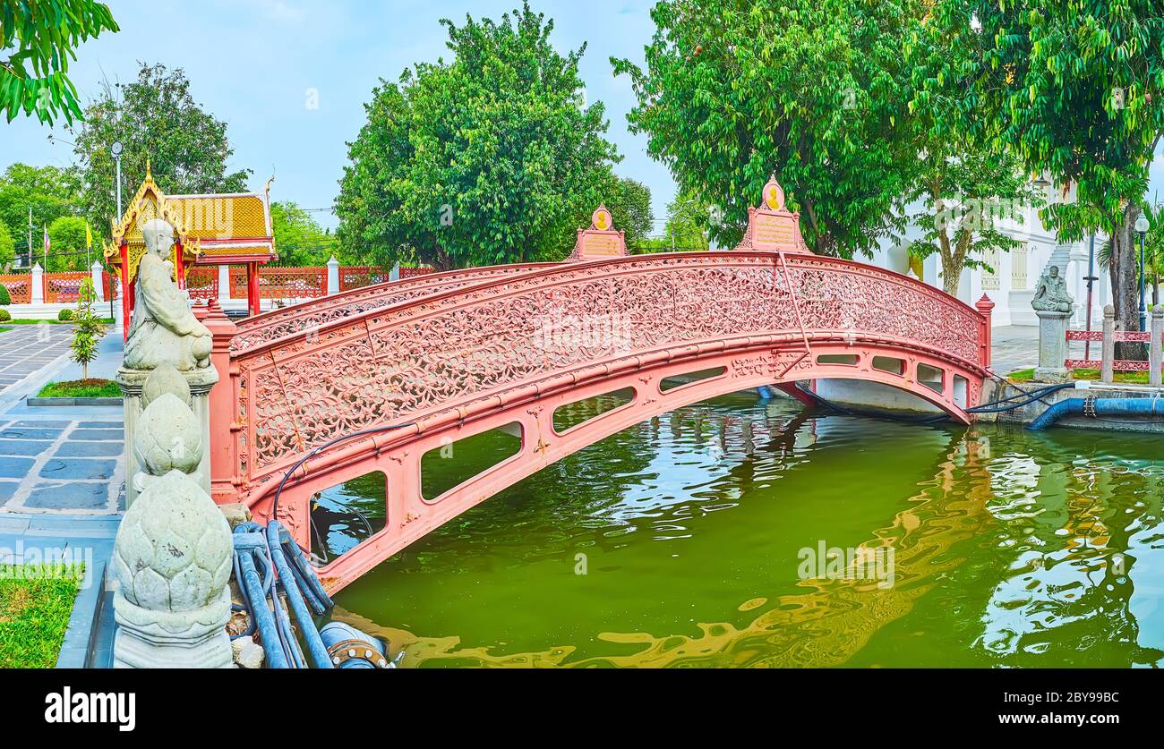 BANGKOK, THAILAND - 13. MAI 2019: Genießen Sie den schattigen Memorial Park mit Kanal, Fußbrücken und üppigen Bäumen, Wat Benchamabophit Dusitvanaram Marmor Tempel Stockfoto