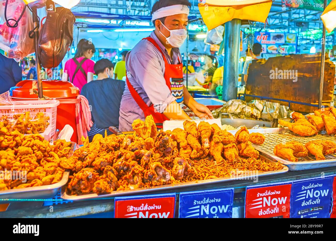BANGKOK, THAILAND - 13. MAI 2019: Der Stand der Speisen Talad Saphan Phut Markt mit Tabletts von frittierten Hühnchen mit Zwiebeln, am 13. Mai in Bangkok Stockfoto