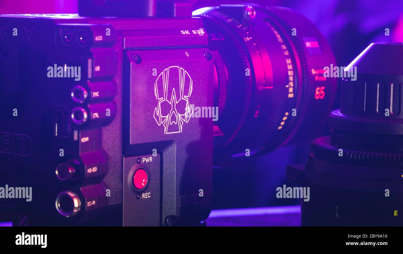 Kiew, Ukraine - 04.17.2020: Studioaufnahme einer professionellen 5k-Videokamera Red DSMC2 mit Objektiv Zeiss Supreme Prime 65, Nahaufnahme. Professionelle Ausrüstung Stockfoto