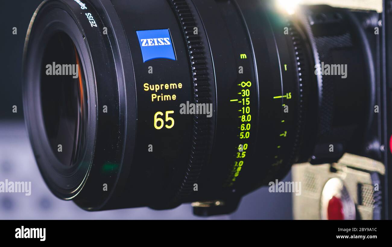 Kiew, Ukraine - 04.17.2020: Studioaufnahme eines professionellen Objektivs Zeiss Supreme Prime, Nahaufnahme. Professionelle Ausrüstung für Kameramann, Filmtechniker Stockfoto