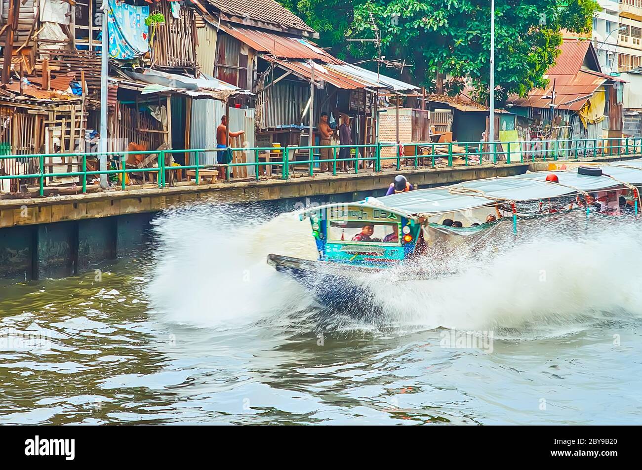 BANGKOK, THAILAND - 13. MAI 2019: Die Khlong Maha Nak ist einer der ältesten Stadtkanäle, gesäumt von Slums und beliebt für die schnelle Fähren, die verbinden Stockfoto