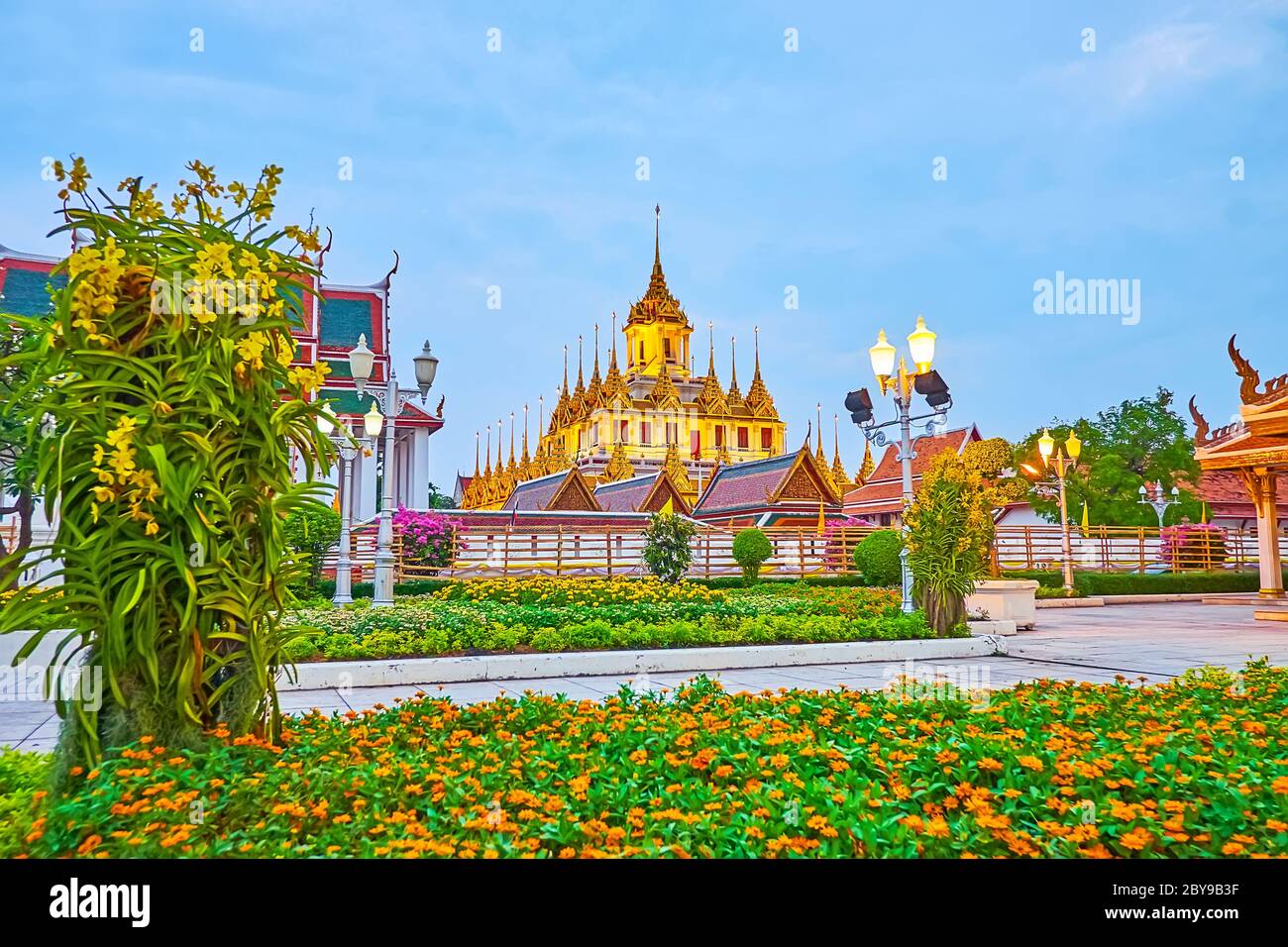 Die bunten Blumen am Abend Mahajetsadabadin Park, vor dem Wat Ratchanatdaram Buddhist Complex, Bangkok, Thailand Stockfoto