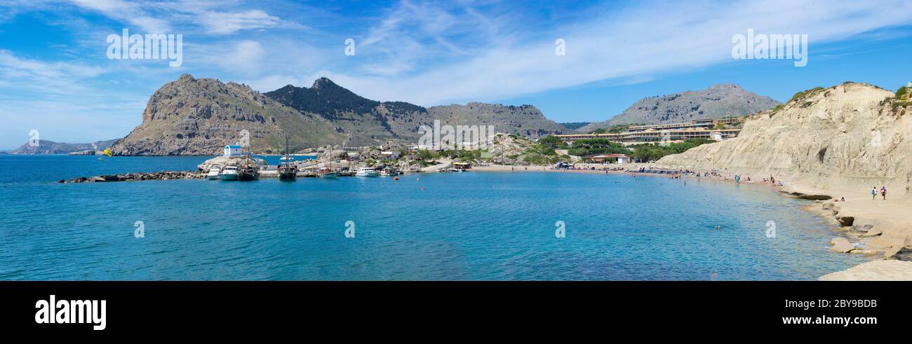 Schönes Panorama auf das Meer Bucht mit Strandlinie an der bergigen Küste (Kolymbia, Rhodos, Griechenland) Stockfoto